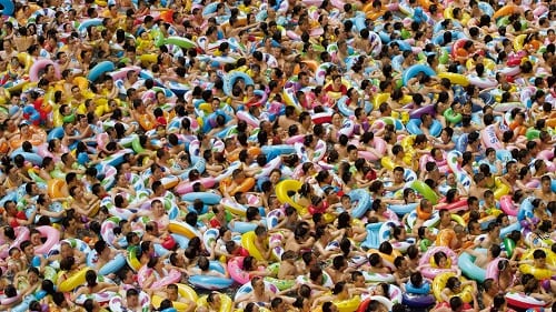 En Chine, une majorité de la population de ne sait pas nager. Les piscines sont pourtant prises d’assaut quand il fait chaud. Avec 1,357 milliard d’habitants, la Chine est le pays le plus peuplé du monde.