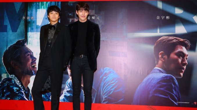 MASTER - 姜棟元(左)及金宇彬(右)出席電影宣傳活動