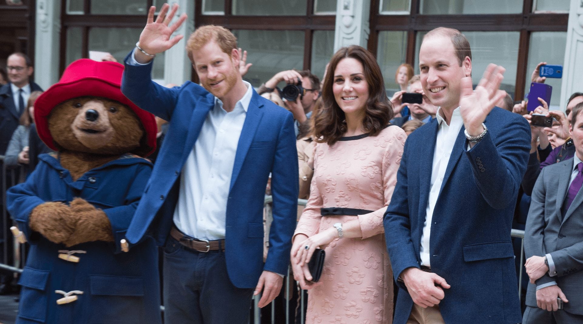 【 MOVIE6 新聞 】威廉王子夫婦及哈利王子駕臨柏靈頓站 柏靈頓 現身迎接  與貴賓共襄善舉